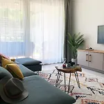 A Chic Lakeside Dig - Alexandra Apartment *