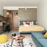 A Chic Lakeside Dig - Alexandra Apartment *