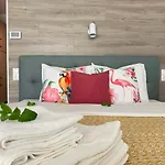 Apartment A Chic Lakeside Dig - Alexandra *