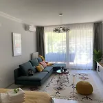 A Chic Lakeside Dig - Alexandra Apartment *