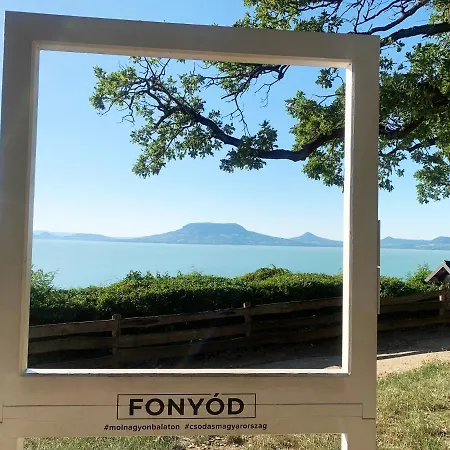 A Chic Lakeside Dig - Alexandra Διαμέρισμα