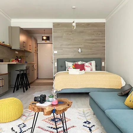 A Chic Lakeside Dig - Alexandra Apartment *
