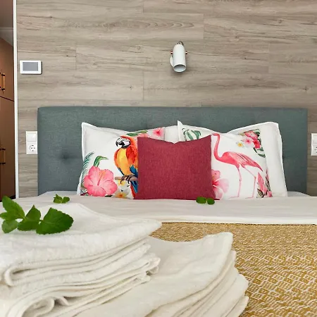 Apartment A Chic Lakeside Dig - Alexandra *