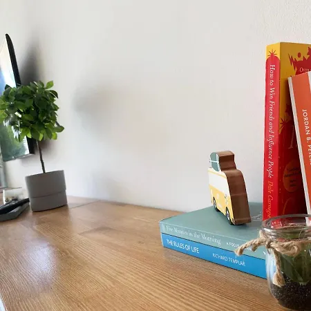 A Chic Lakeside Dig - Alexandra Διαμέρισμα