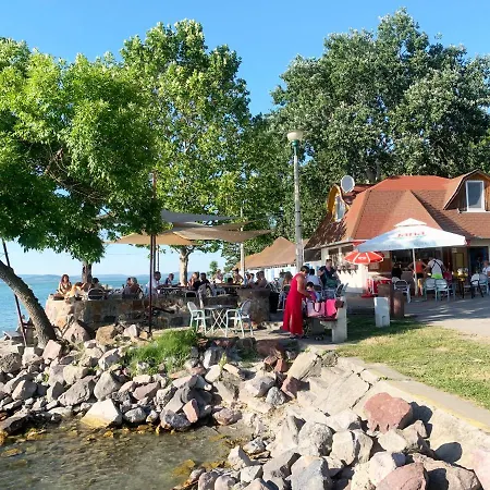 A Chic Lakeside Dig - Alexandra Διαμέρισμα