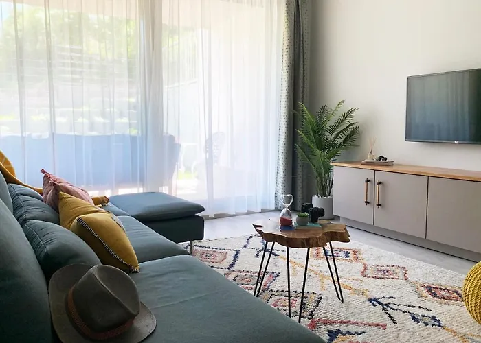 A Chic Lakeside Dig - Alexandra Apartment *