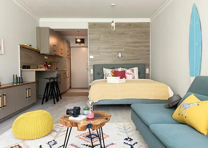 A Chic Lakeside Dig - Alexandra Apartment *