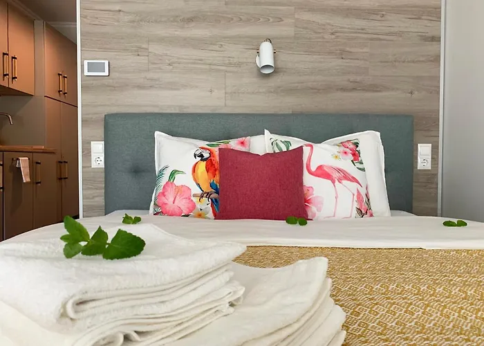 Apartment A Chic Lakeside Dig - Alexandra *