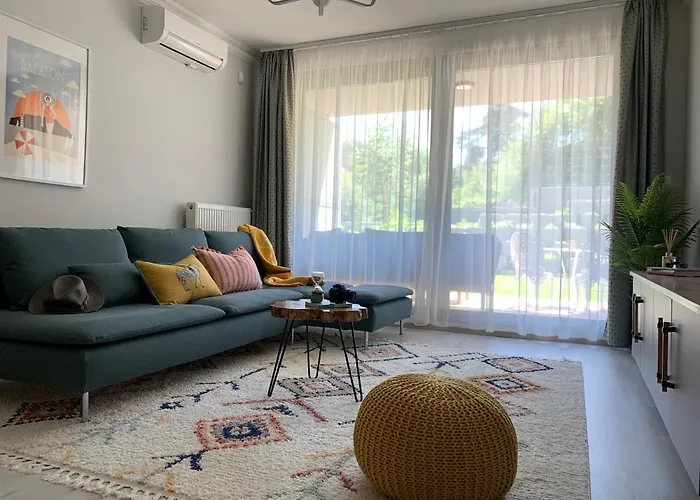 A Chic Lakeside Dig - Alexandra Apartment