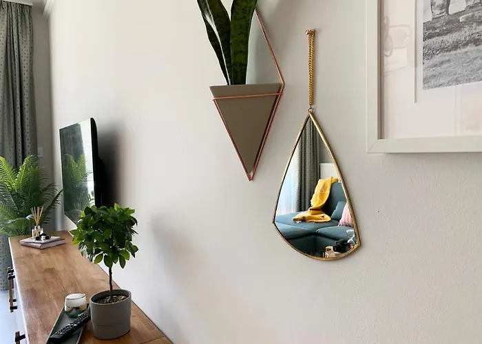 Apartment A Chic Lakeside Dig - Alexandra *