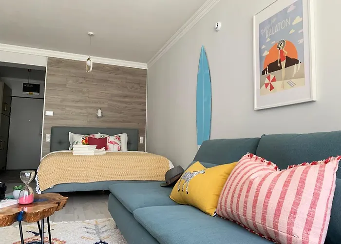 A Chic Lakeside Dig - Alexandra *