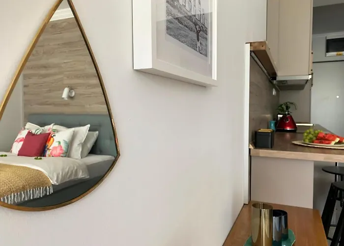 A Chic Lakeside Dig - Alexandra Apartment