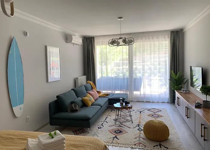 A Chic Lakeside Dig - Alexandra Apartment *